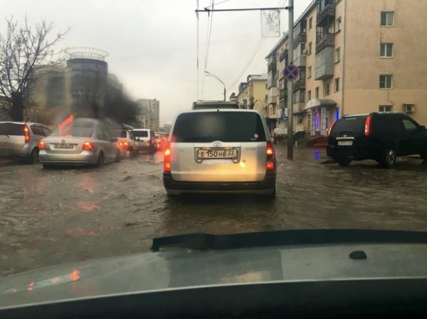 Потоп в Барнауле после грозы. 12 апреля 2016 года.