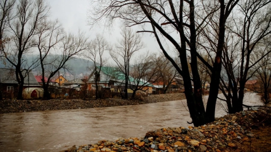 В реках Республики Алтай снова повышается уровень воды. 12 апреля 2016 года.