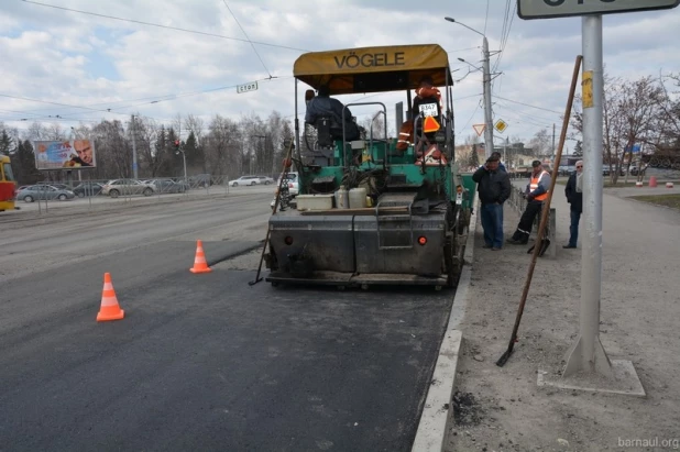 В Барнауле ремонтируют Красноармейский.