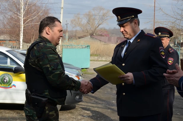 Полицейские поблагодарили бийских ЧОПовцев за содействие в раскрытии преступления.