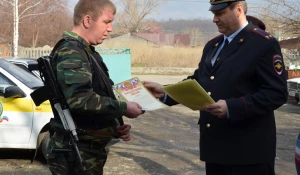Полицейские поблагодарили бийских ЧОПовцев за содействие в раскрытии преступления.