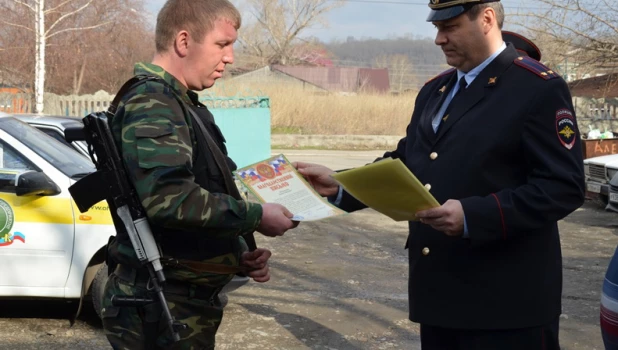 Полицейские поблагодарили бийских ЧОПовцев за содействие в раскрытии преступления.