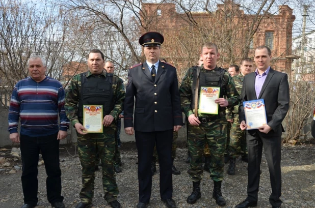 Полицейские поблагодарили бийских ЧОПовцев за содействие в раскрытии преступления.