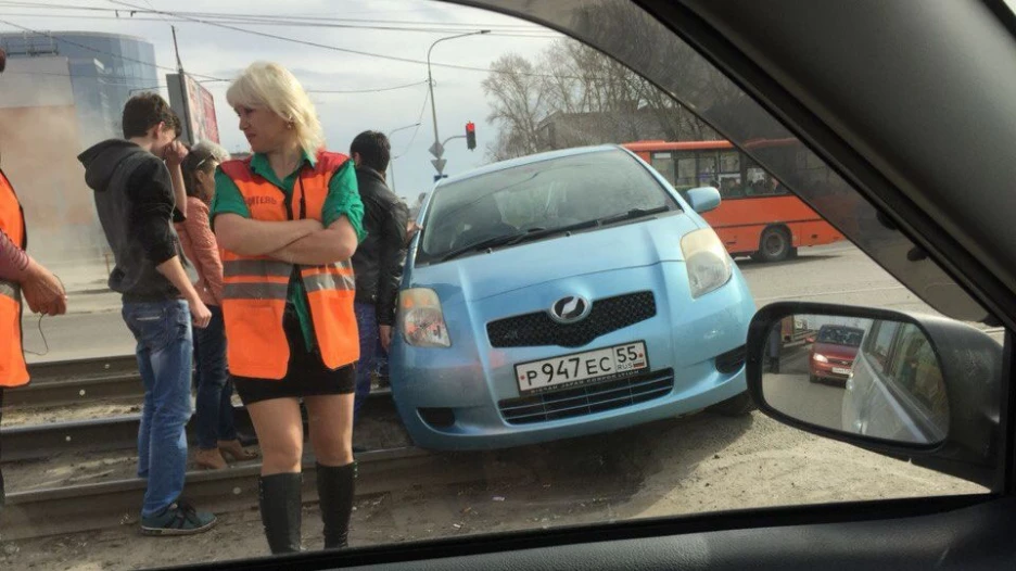 На трамвайных путях застрял легковой автомобиль. Барнаул, 17 апреля 2016 года.