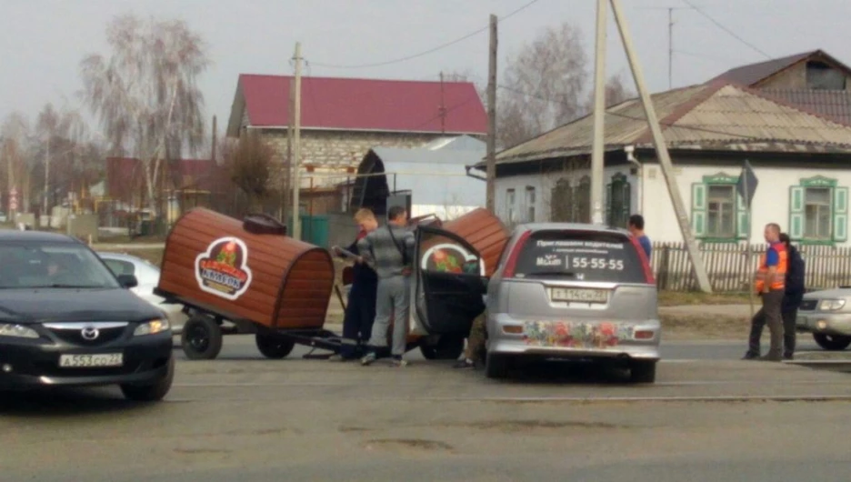 ДТП с участием такси и "паровоза" с квасом.