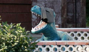 Скульптура в Барнауле. Динозавр.