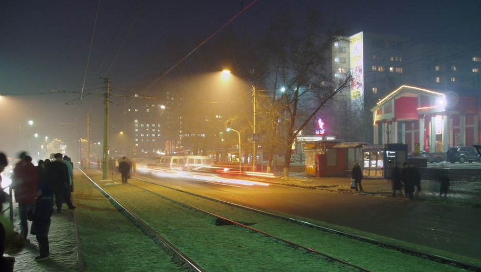 Чтобы не заболеть COVID-19 жители Новосибирска босиком бегают по темным улицам
