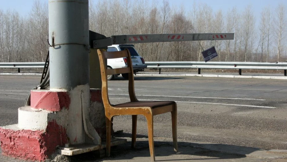 В Барнауле разыскивают лихого таксиста, свернувшего шлагбаум одной левой 