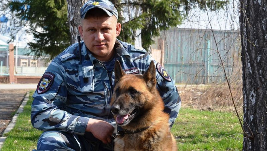 Инспектор-кинолог Александр Осокин и служебный пес Хард.