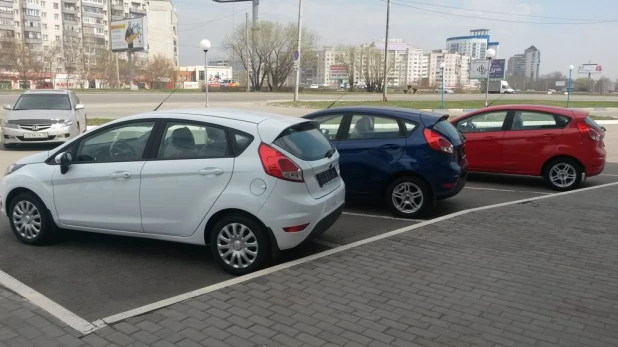 Новые автомобили у автосалона