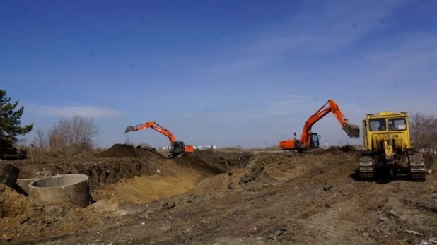 Строительство водоотводного канала в Барнауле.