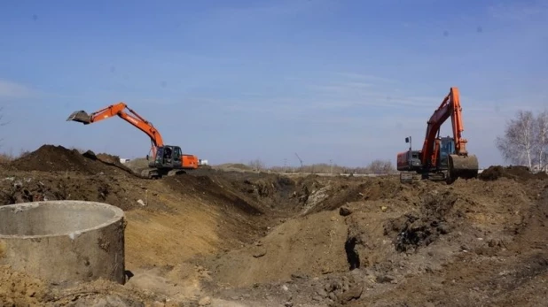 Строительство водоотводного канала в Барнауле.