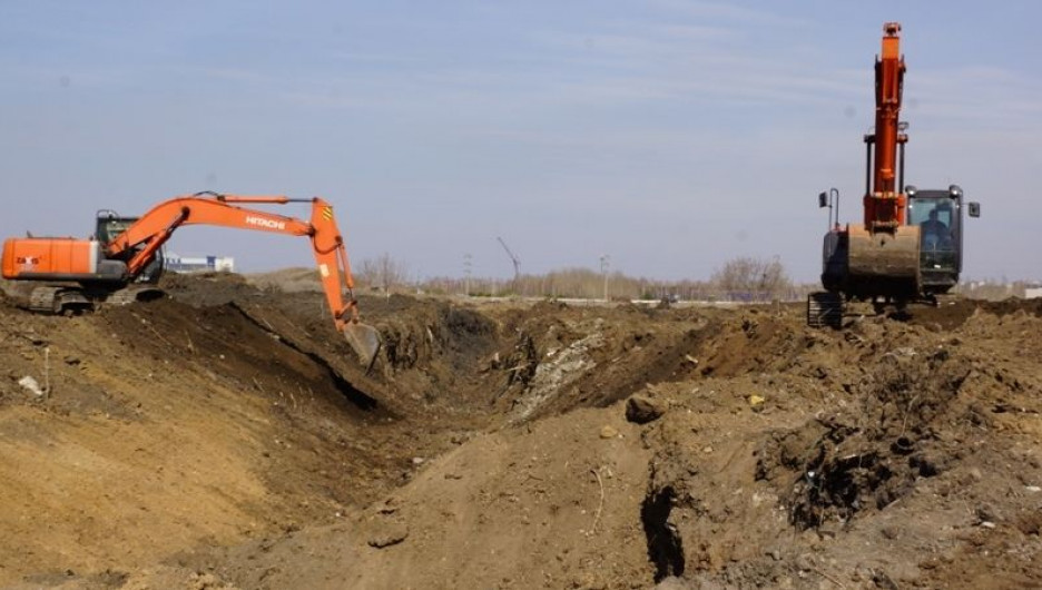 Строительство водоотводного канала в Барнауле.