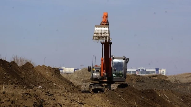 Строительство водоотводного канала в Барнауле.