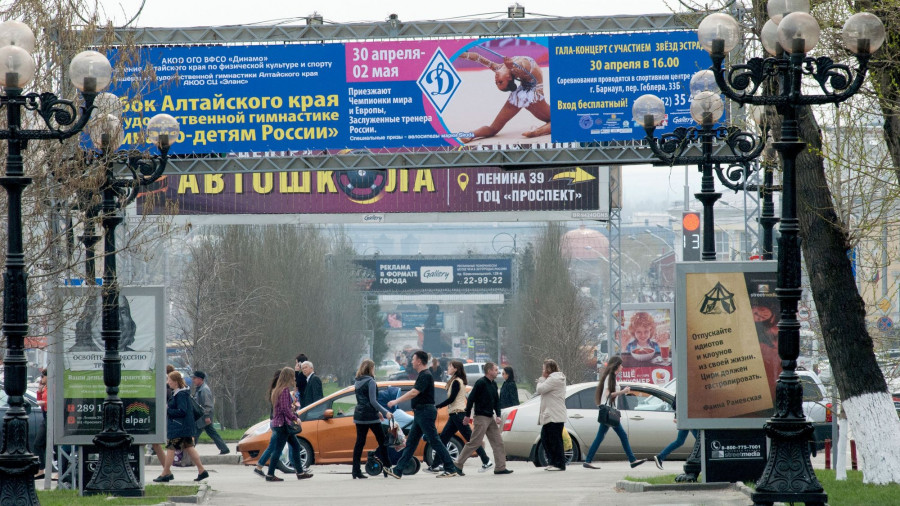 Барнаульцы на пешеходном переходе. Проспект Ленина.