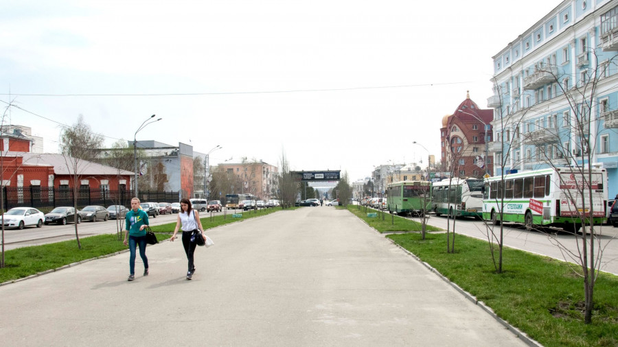 Барнаульцы на аллея на проспекте Ленина. 