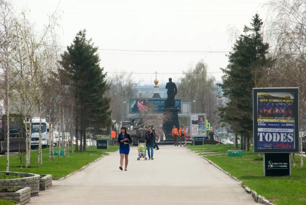 Барнаульцы на аллея на проспекте Ленина. 