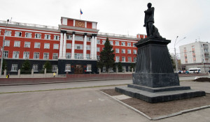 "Голый" проспект Ленина у здания краевого суда.