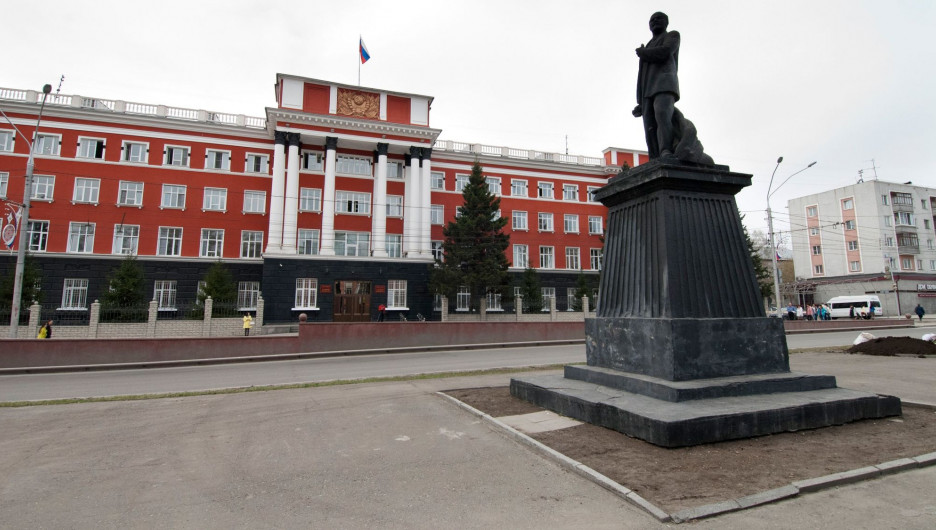 "Голый" проспект Ленина у здания краевого суда.