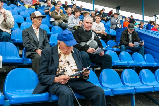 Матч барнаульского "Динамо" с комсомольской "Сменой". 21 апреля 2016 года.