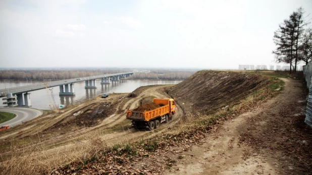 Строительство новой лестницы в Нагорном парке.