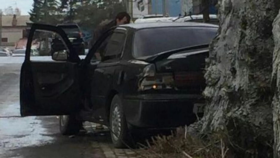 Барнаулец на Camry врезался в дерево.