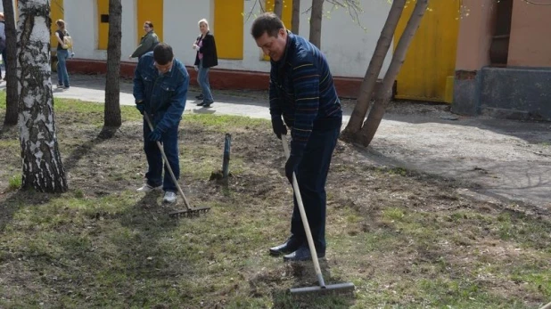 Мэр Барнаула на субботнике в парке Центрального района.