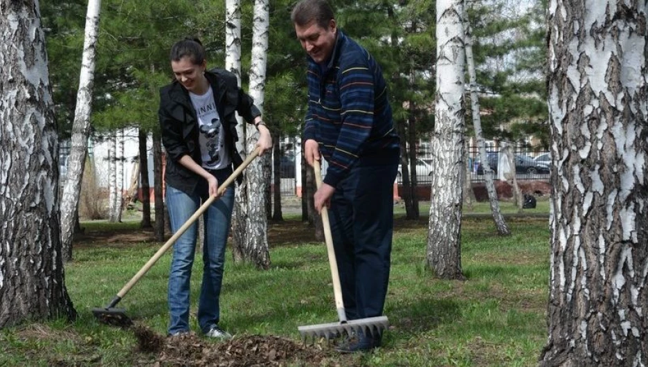 Мэр Барнаула на субботнике в парке Центрального района.