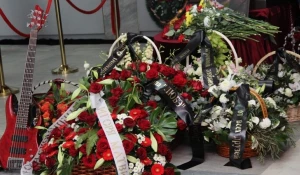 В Новочебоксарске простились с бас-гитаристом "Любэ" Павлом Усановым.