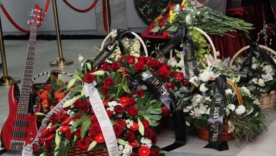 В Новочебоксарске простились с бас-гитаристом "Любэ" Павлом Усановым.