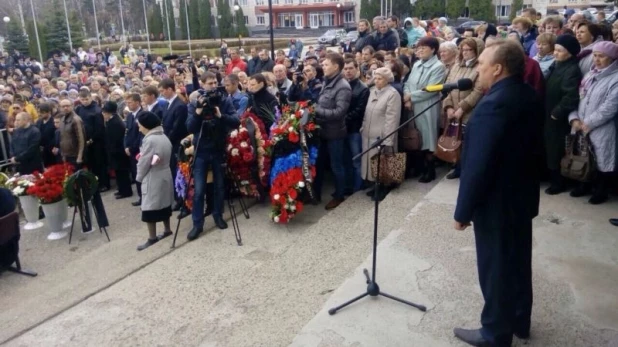 В Новочебоксарске простились с бас-гитаристом "Любэ" Павлом Усановым.