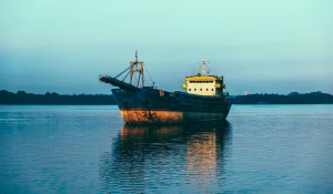 Танкер в море.