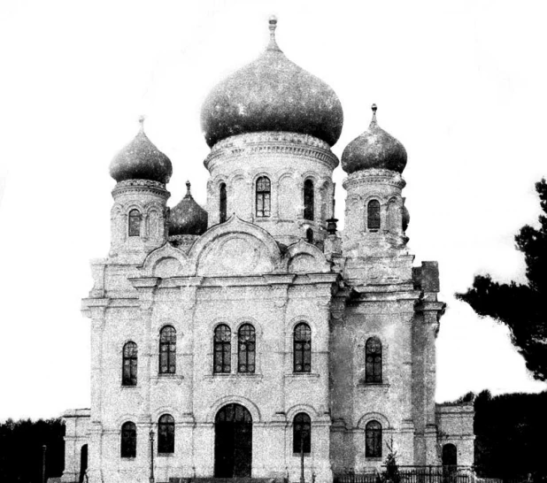 Соборный каменный храм в честь иконы Казанской Божьей Матери.