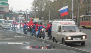 В Барнауле у Мемориала Славы на площади Победы стартовал мотопробег, посвященный Дню Победы.