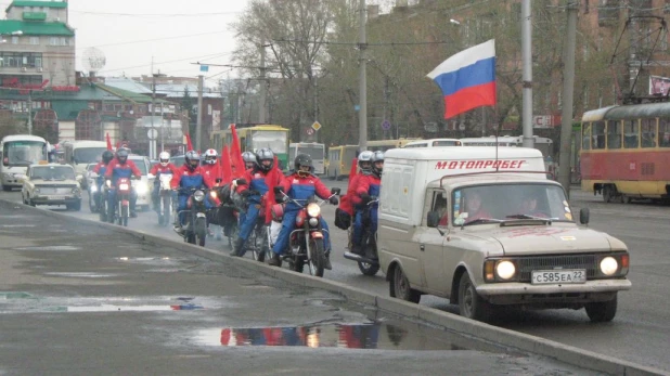 В Барнауле у Мемориала Славы на площади Победы стартовал мотопробег, посвященный Дню Победы.