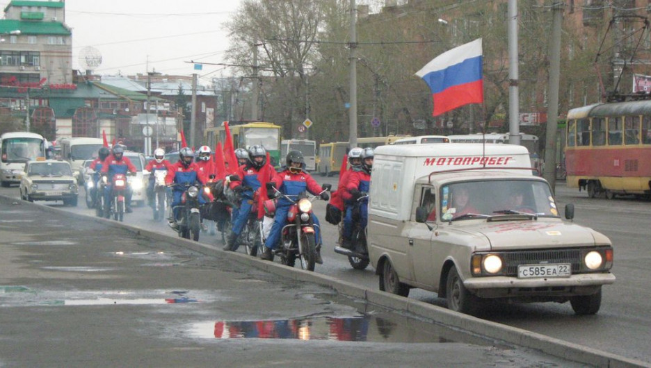 В Барнауле у Мемориала Славы на площади Победы стартовал мотопробег, посвященный Дню Победы.