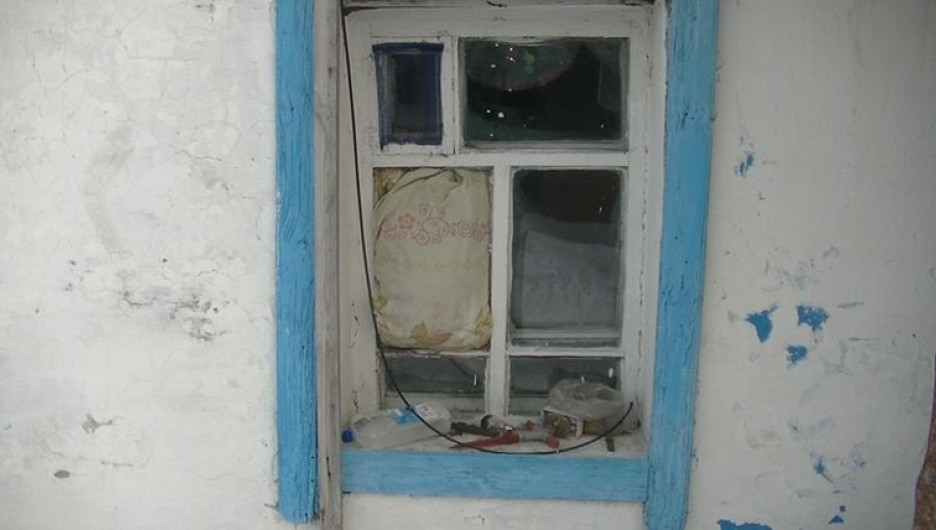 В Алейске домушник выбил окно, чтобы похитить оргтехнику из дома знакомой.
