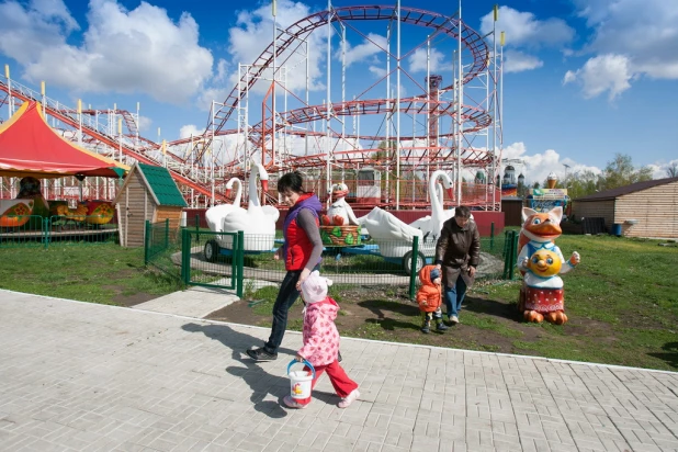 Арлекино алтайский край барнаул парк арлекино фото. Парк Арлекино Барнаул. Арлекино Барнаул аттракционы. Парк развлечений Арлекино в Барнауле. Парк Арлекино Барнаул беседки.