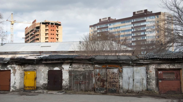 Ветхий и современный Барнаул.