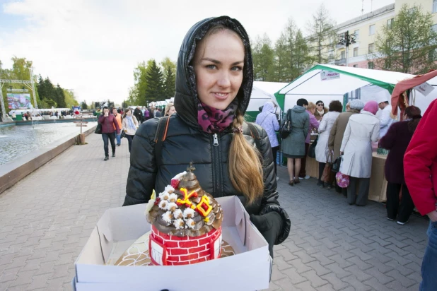 Барнаульцы меньше чем за час съели самый большой пирог в России.