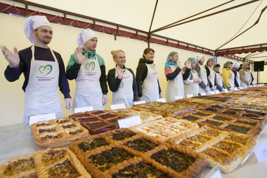 Барнаульцы меньше чем за час съели самый большой пирог в России.