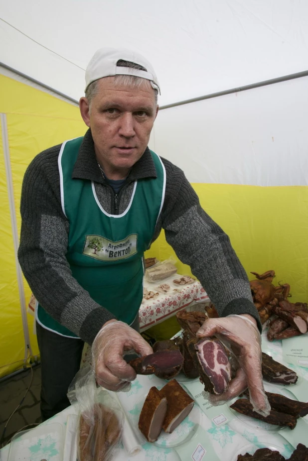 Барнаульцы меньше чем за час съели самый большой пирог в России.