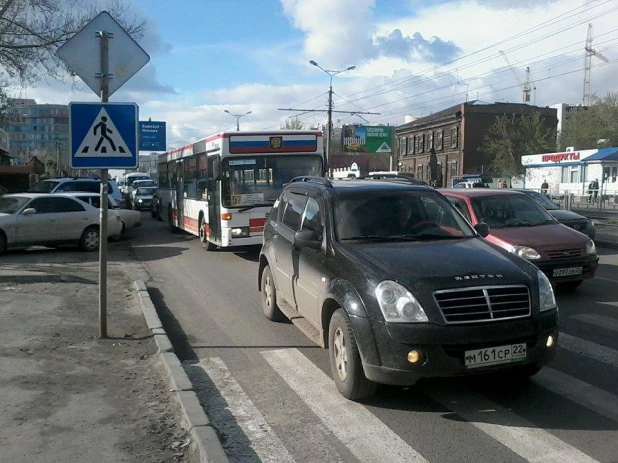 Авария на Красноармейском проспекте в Барнауле, 29 апреля.