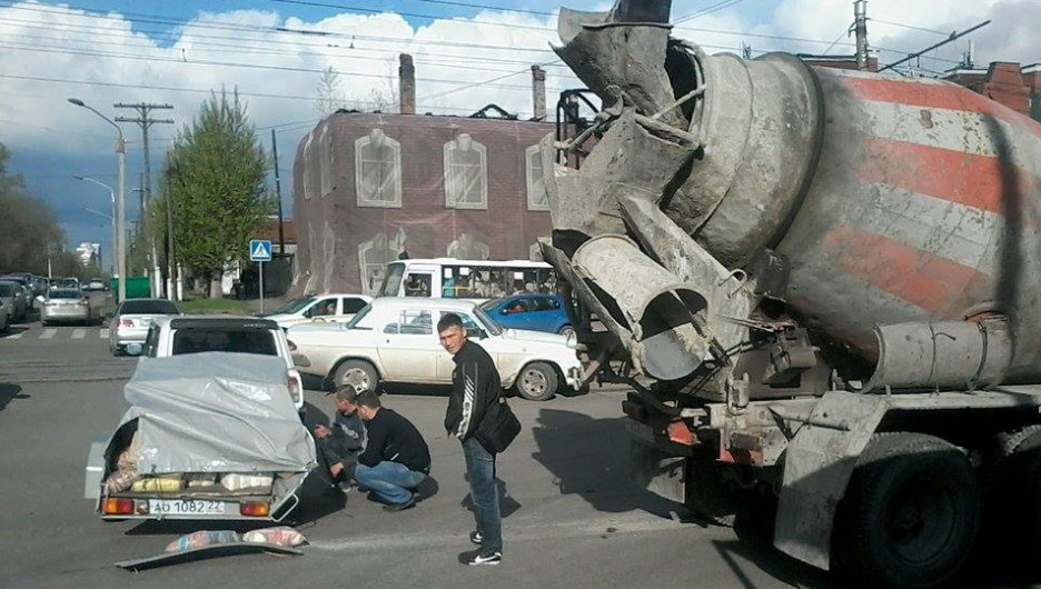 Авария на Красноармейском проспекте в Барнауле, 29 апреля.