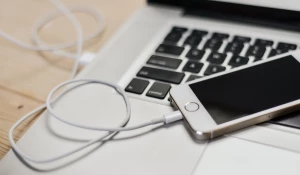 Телефон. Ноутбук. Работа.