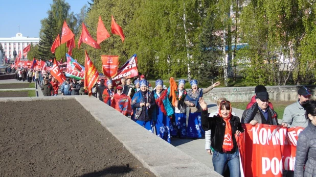 Первомайская демонстрация барнаульских коммунистов.