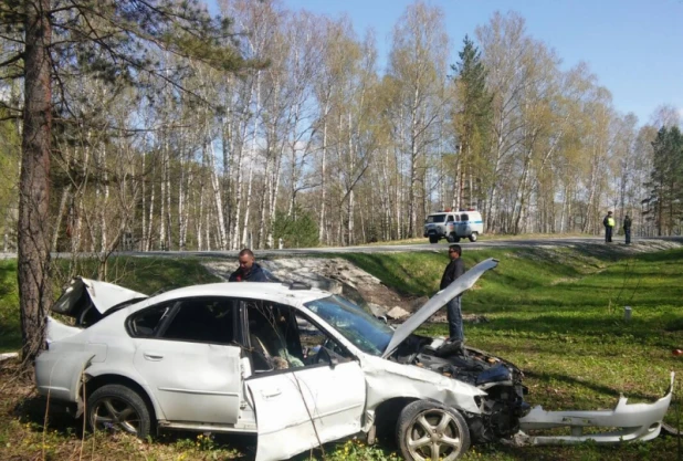 В Майминском районе перевернулась Subaru Legacy. 1 мая 2016 года.