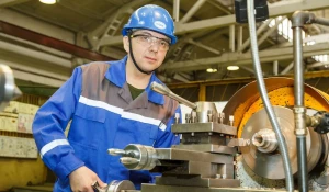 Победитель краевого конкурса токарей - Александр Иванов.