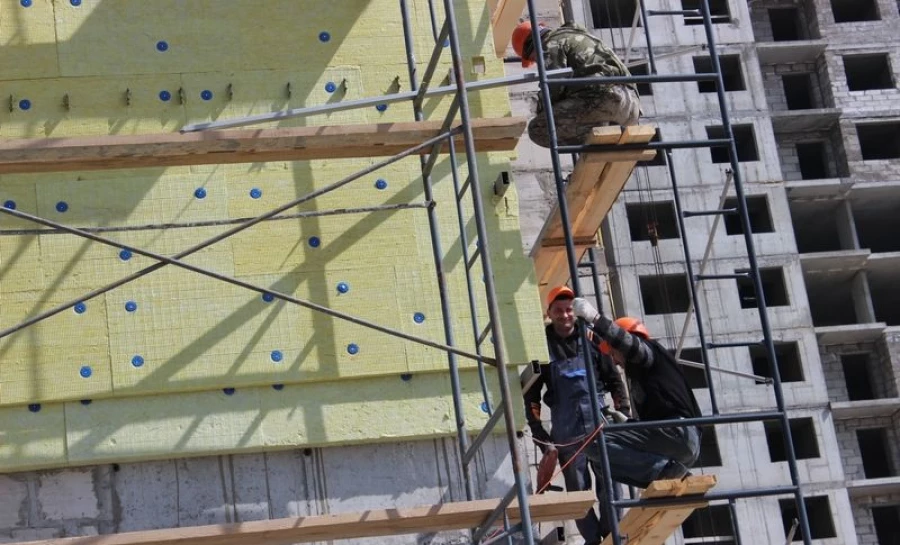 Отделка фасада первого дома ЖК "Демидов парк"