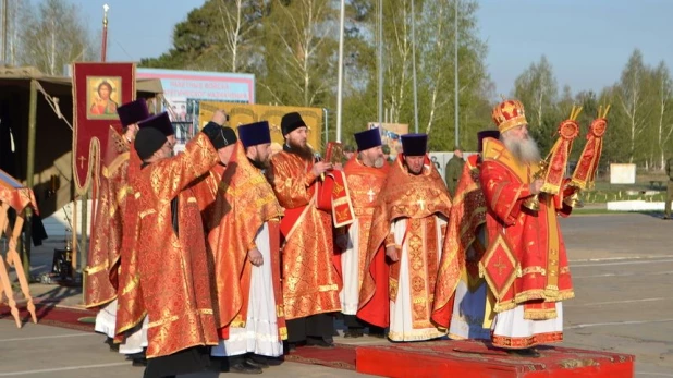 Богослужение в ракетной части.